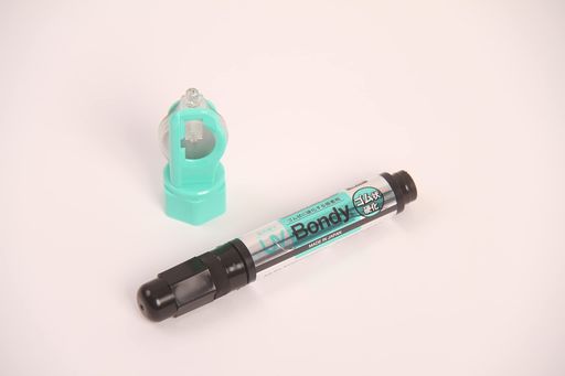 キット内容:液体プラスチックカートリッジ5ml、専用UVLEDライト、専用UVLEDライトスタンド 容量:5ml パッケージサイズ・重量:H240xW70xD25、40g 生産国:日本