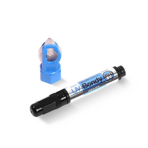 プラスチック キット内容:液体プラスチックカートリッジ5ml、専用UVLEDライト、専用UVLEDライトスタンド 容量:5ml パッケージサイズ・重量:H240xW70xD25、40g 生産国:日本
