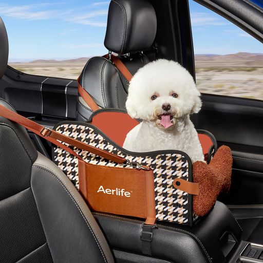 車 犬 ドライブボックス 【アップグレード両面クッション】季節に合わせて使い分けができる実用的な両面クッション。冬用の面には、より保温性に優れた高密度ぬいぐるみ素材を採用し、ふんわりとした暖かさで寒い季節も快適。夏用の面には、通気性とひんやり感を両立した滑らかな冷感生地を使用し、暑い時期でも蒸れにくく快適です。季節を問わず一年中使用できるため、愛犬との快適なドライブをしっかり実現します。 【飛び出し防止&amp;クッション付き】飛び出し防止リード+ロック機構による二重固定で、走行中の揺れや急ブレーキにも対応。飛び出し防止リードはしっかりに固定し、不意の動きによるズレ、飛び出しをしっかり防止します。底面には2本の強化ロープを採用し、アームレストボックスにしっかりと固定可能。さらに、前方には柔らかくて弾力のあるクッションが付いており、愛犬が頭を乗せてリラックスできる構造に。安定感と安全性を兼ね備え、ペットも飼い主も安心してドライブを楽しめます。 【折り畳み式&amp;収納ポケット付き】使用しない時は、マットを取り外して簡単に折り畳むことができ、省スペースで旅行先や外出先でのドライブボックスとしても大活躍。