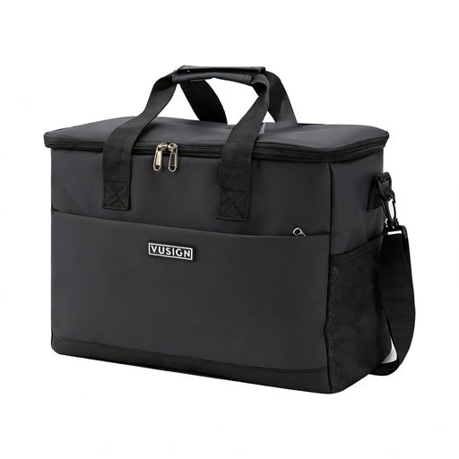 【30L 大容量・ファミリーサイズ】約30Lの大容量設計で、約330ml缶を最大40本収納可能。家族のピクニック、キャンプ、まとめ買いにも便利な保冷バッグ 大容量タイプです 【4層構造でしっかり保温・保冷】防水オックスフォード生地+厚手EPEフォーム+断熱層+漏れ防止ライニングの4層サーモ構造。飲み物は冷たく、食材は適温をキープ。保温バッグ・保冷バッグとして一年中活躍します 【折り畳み可能・省スペース収納】使用後は高さ約5cmまで折り畳み可能。収納時もかさばらず、車載・自宅保管に便利な保冷バッグ 折り畳み仕様です 【スマート収納・持ち運び簡単】フロントファスナーポケット+両サイドメッシュポケット付き。補強ハンドルと長さ調節可能なショルダーストラップで、手持ち・肩掛けどちらも快適 【多用途ソフトクーラーボックス】ピクニック・キャンプ・ビーチ・BBQ・日常の買い物まで幅広く対応。ハードタイプより軽量で使いやすいソフトクーラーボックスです