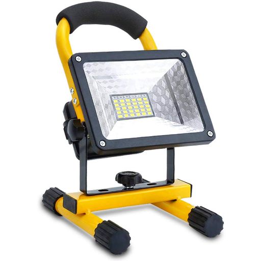 【超高輝度】36粒 50WハイパワーLEDを搭載して、全光束2400ルーメン、非常に明るく、6000mAh超大容量電池搭載、強光模式連続点灯時間約8-10時間、弱光模式連続点灯時間約10-16時間、SOS点灯時間約36時間、夜間で使ったら輝度は十分です。持ち手が付いて、コードレス軽量なタイプで、とても便利なライトです。 【自由に回転】本充電式LED投光器は機動性に優れています。本体部は180°回転できる上、スタンド部は360°回転できます。高拡散·120°高角度照射、様々な場所が照射できます! 【三種点灯モード 】1弱い光 2強い光 3赤&amp;青警告灯。全光束2400ルーメン、非常に明るく。それに、ウォーニングランプとして使えます。SOSモードは震災なとに対して、とても役に立ちます。震災の時は非常灯としてもとてもいいです。 【IP65防塵防水規格】表面は優れたプラスチックで、長い年月を経ても磨損しない、きれいに長持ちさせます。それに、先進的IP65の防水機能はあります。防塵防水·防水規格、全天候が対応できて外に設置した場合は雨の日にもご利用できます。