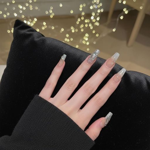 【プロ級仕上がりが自宅で簡単に】 専用両面テープで約30秒で着用可能。サロンに行かずとも、指先を瞬時にオシャレに変身させ、あらゆるシーンで自信をもって手元を見せられます。 【初めての方も安心のフルセット】 ネイルチップ(24/30枚)、両面テープ(24枚)、木製プッシャー、ネイルファイルがセット。必要な工具が揃っており、で初心者でも簡単に自作ネイルを楽しめます。 【薄くて軽い、着け心地抜群】 厚さ約0.2mmの薄型素材を使用。指に圧迫感や違和感を与えず、柔軟にフィット。日常作業(家事、PC操作等)でも剥がれにくく、長時間の着用でも快適です。 【再使用可能・環境にやさしい】ABS 材料 柔軟 作業精巧 磨く必要なし 直接着用 丈夫 耐久性 繰り返し使用 仕事・生活に最適。卒業式、成人式、結婚式、記念日などのフォーマルシーンはもちろん、デートや女子会など、普段のオシャレにもぴったり。 【製品仕様に関するご説明】 ネイルチップ端部の微細なバリについて: 精密鋳造・カット工程において、ごく稀にチップの縁に目立たない微細なバリ(毛羽立ち)が生じる場合がございます。