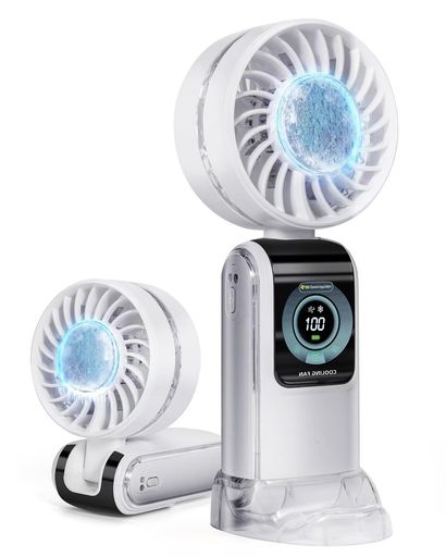 🧊【新機能!冷却プレート付きファン!熱中症対策に最適!】蒸し暑い真夏を快適に過ごすには欠かせないアイテムと言えば携帯扇風機ですな!さらにその携帯扇風機に冷感プレートが搭載されて、電源ボタンを3s長押しすれば冷感機能が起動しより効果的に体を冷やすことができます!炎天下で扇風機のプレートを火照った肌に当てて、心地よく氷のような冷たさが感じられます。熱中症対策に最適な携帯扇風機です。 雪の結晶️【5段階自由調節・7枚羽根】このハンディファンにも使われる超高速回転モーターと。5段階風量調節により、自然に近い優しい風からパワフルな超強風まで細かく切り替えることが可能。この卓上扇風機は強力なモーターを備えたタービン構造を採用し、吸い込んだ熱気を急速に圧縮して冷却し、冷風に変えて吹き出します。流体力学原理に基づいた循環ファンデザインを採用し、一般的な3枚羽根の手持ち扇風機と比べより穏やかなバワフル風量を送ることが可能です。冷却機能と併用するとさらに涼しく、汗による不快感を爽やかに変えて、暑苦しい夏でも快適に過ごせます。