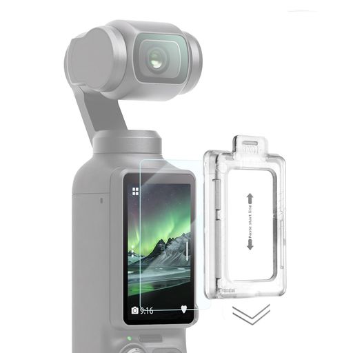【AR反射防止コーティング搭載|屋外でも見やすい】AR(反射防止)コーティングにより、従来のフィルムと比べて反射を大幅に低減。透光率は95%以上、反射率は3%以下を実現。炎天下の屋外やスタジオの強い照明下でも、画面の見やすさをキープ。動画撮影やVlog制作時に、被写体を正確にフレーミングできます。 【ダストボックス設計|誰でもキレイに貼れる】専用ダストボックス(貼り付けガイド)付きで、従来の貼り方にありがちな「ホコリの混入」や「位置ずれ」を防止。Pocket 3/4/4Pの画面に完全に合わせた設計なので、初心者でもワンステップでプロ並みの仕上がりに。貼り直しの手間が省けます。 【9H硬度&amp;傷防止|日常の衝撃から画面を保護】表面硬度は9Hの強化ガラスを採用。カバンの中でのキーや小物による傷つき、ちょっとした落下や衝突からデバイスの画面を守ります。日常の携帯や撮影時の不安を軽減します。 【電撥水・撥油コーティング|指紋が付きにくい】指紋や皮脂がベタつきにくい、電撥水・撥油性の高級コーティングを採用。さらさらとした指滑りで、タッチ操作も快適です。