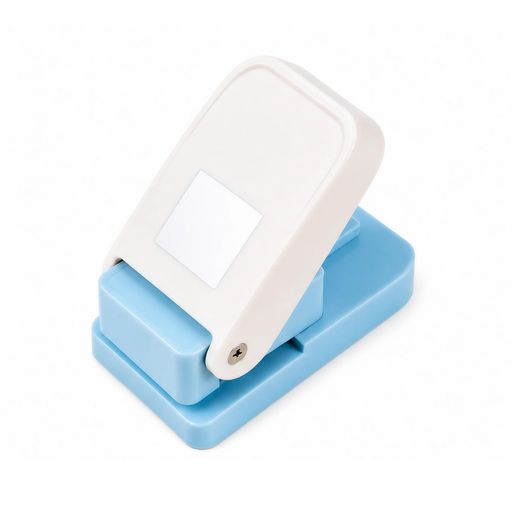 【シンプルな正方形カット|すっきり整う仕上がり】25.4x25.4mmの正方形に整えるクラフトパンチ。紙の形をまっすぐ整え、見た目もすっきりとした印象に。名刺やカード、写真、書類整理など、日常のさまざまなシーンで使いやすく、整った仕上がりを手軽に作れます。 【紙にちょうどいい設計|厚紙300gまで対応】コピー用紙・カード紙・ポストカード・写真用紙など、紙素材に適した設計(約0.4mm・300g目安)。無理なくカットでき、ズレにくく安定した抜き心地。薄い紙は数枚重ねることで、よりきれいに仕上がります。日常使いにちょうどいいバランスです。 【軽い力で押せる|片手でも扱いやすい】てこの原理を活かした構造で、軽い力でもスムーズに型抜きが可能。指1本でも押しやすく、長時間の作業でも負担が少ない設計です。均一な力で安定してカットできるため、作業も快適に進みます。 【なめらかな切り口|きれいに整う断面】亜鉛合金製のブレードにより、切り口はなめらかで整った仕上がりに。毛羽立ちや歪みを抑え、角まできれいに仕上がるため、カード作りや整理用途でも見た目よく仕上げられます。