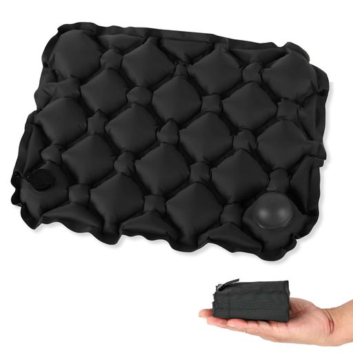 【105g超軽量+携帯性最大化】:わずか105gの本体重量で、折りたためば掌サイズ( 3*9*10cm)になり、リュックの側ポケットやポケットに簡単に収納可能です。ホックが付いているため、複数を連結して巨大なベッドを作ることも可能です。ハンドル付きデザインで、リュックに掛けて持ち運びも自由自在で、アウトドアでの負担を軽減します。 【いろんなシーンで大活躍】:キャンプや野外イベント、長距離の移動など、あらゆるシーンで活躍します。高耐久性の70Dナイロン素材を使用しており、アウトドアでも安心してお使いいただけます。 【2種類の排気バルブ設計】:ひとつめを開けただけでは空気が洩れず、ボタンを押している間だけ空気が抜けるため、膨らみ具合を調整できます。もうひとつのバルブを開けると一気に空気が抜けてぺったんこになるので、巻いてコンパクトに収納できます。片付けのストレスを軽減します。 【体圧分散構造で快適な使用感】:空気が均等に広がる立体構造により、体圧を効率的に分散します。底付き感を軽減し、長時間の移動や座り作業でも快適に使用できます。
