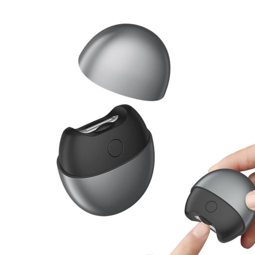 【剪磨一体 使いやすい設計】カットと研磨が1台でできる便利な電動ネイルクリッパー。鋭利な爪をサッとカットした後、先端の研磨ヘッドでなめらかに仕上げ。家庭での日常ケアに最適なオールインワン設計です。 【磁気キャップでスムーズ収納】上蓋がマグネット式でピタッと閉じるから、開け閉めもラクチン。清潔を保ちながら簡単に持ち運べます。 【USB充電で繰り返し使用】内蔵バッテリーを採用し、USBで簡単充電。外出先でも安心して使える手軽さが魅力です。 【甲屑自動収集で清潔設計】背面の専用スペースが切り屑をしっかりキャッチ。飛散しないのでベッドやソファでも自由に使用でき、あと片付けもボタンひとつで簡単お掃除。 【静音減振 赤ちゃんも安心】高品質モーター搭載で動作音はわずか「囁きレベル」。振動も少なく、赤ちゃんやご年配の方の眠っている間にそっと爪ケアが可能。家族全員が安心して使える安全設計です。