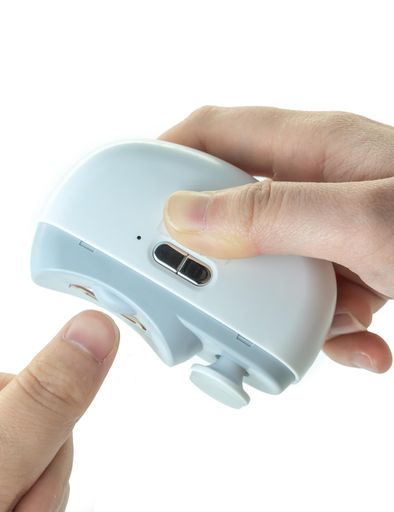 【電動 爪切り&amp;爪磨き】最新の電動爪切りデザインには、爪切りと爪磨きの2つの機能が組み込まれています。(左側:爪磨き;右側:爪切り。)高品質の合金螺旋回転刃を使用し、45度高速回転ができ、高度な保護技術を採用して指の安全を保護し、指を傷つける心配がありません。家族、友人や恋人へのプレゼントにもおすすめです。 【2段階速度調整】この電動爪切りには2段階速度調整機能があり、ボタンを押すだけで低速モード/高速モードを切り替えることができ、用途やシーンに合わせて強度を変えることができます。超静音設計で、40 dBは以下の低騒音で動作する。寝ている子供を起こす心配もありません。また、セキュリティロック設計では、爪切りと爪切りボタン(約2秒)を同時に長押しすると電源が入り、爪切りは電動で数秒静止すると自動的にオフになる。 【超軽量設計】 そのデザインは非常にコンパクトで軽量で、寸法はわずか8.5x6.8x3cm、本体重量は0.12kgなので、小型軽量の設計により持ち運びが簡単で、家の使用はもちろん、通勤、出張、旅行にも使い便利です。