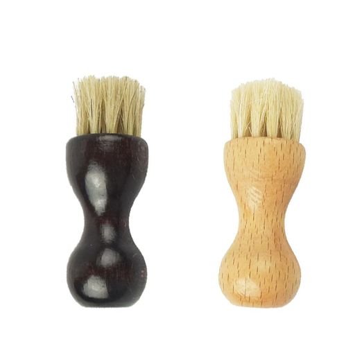 レザー製品 【商品説明】この製品は靴磨き、2個入りで、色は黒と木です。 【商品サイズ】 靴磨きの寸法は、全長7cm、ハンドルの長さ5cm、ブラシの長さ2cm、ハンドル幅2.7c、最短部分幅1.5cmです。 【素材】この製品の材料は次のとおりです。 ボディはブナ材でしっかりと握りやすく、ブラシ部分はセレクトされた馬の毛を使用。 【製品の特徴】馬の毛ブラシの本体は細かく磨かれており、表面は滑らかで、グリップは人間工学に基づいて設計されており、優れた製品品質を確保しています。 ブラシが補強されているので、抜け毛しにくいです。 【適用範囲】馬の毛ブラシは、以下を含むがこれらに限定されない幅広い用途で使用できます。 レザーバッグ/レザーシューズ/レザーコート/各種レザーグッズ etc.