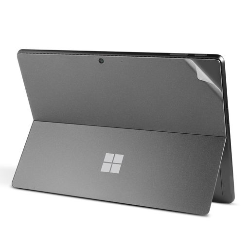 対応機種 2026年Surface Pro 13インチ(第12世代)、2024年Surface Pro 13インチ(第11世代)、2022年Surface Pro 9の13インチモデルに対応しています。ご購入前に端末のモデル名と画面サイズをご確認ください 背面専用保護シール Surface Pro本体の背面に貼り付ける薄型スキンシールです。日常使用や持ち運びで生じる擦り傷、指紋、ほこり、軽い汚れの付着を軽減します マットクリア仕上げ つやを抑えた透明デザインで、Surface Pro本体のカラーや質感を大きく隠さず、落ち着いた外観に整えます。指紋や軽い汚れも目立ちにくい仕様です 薄型ビニール素材 薄く軽量なビニール素材を採用し、本体の厚みや重量を大きく増やしにくい設計です。ハードケースを取り付けずに背面を保護したい場合に適しています 貼り付け前の確認 本体背面のほこり、油分、水分を柔らかい布で拭き取り、カメラ穴や端の位置を合わせてからゆっくり貼り付けてください。気泡が入った場合は中央から外側へ押し出してください
