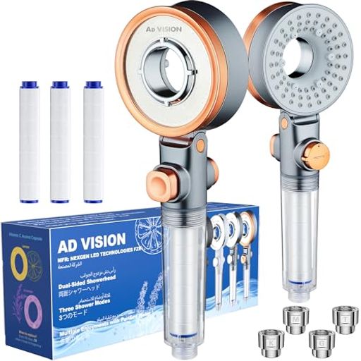 【フリップ両面設計|広角x集中、2つのシャワースタイルを1台で使い分け】AD VISION Twisterは、ヘッド部を反転させることで「広角マルチスプレー面」と「集中噴射面」の2スタイルを瞬時に切り替えられる独自の両面フリップ機構を搭載したシャワーヘッドです。全身をやさしく包む広角シャワーでゆっくりリラックスしたい日も、頭皮や特定の部位にピンポイントで当てたい日も、持ち替え不要で一台が対応します。毎日の気分や目的に合わせた多様なシャワー体験を、いつもの浴室でお楽しみください。 【1ミクロン超微細PPフィルターx塩素除去ボール|二重浄水で肌・髪をダメージから守る】水道水に潜む残留塩素・赤錆・細菌・微粒子は、肌荒れ・乾燥・毛穴詰まり・髪のパサつきを招く見えない原因です。AD VISIONは1ミクロン精度のPPコットンフィルターと塩素除去ボールを組み合わせた二重浄水構造を採用し、これらを効率よく除去・吸着。浄化されたやさしい水が肌のバリア機能を守り、髪のキューティクルへのダメージを軽減します。敏感肌・乾燥肌・アトピー肌の方にも毎日安心してお使いいただけます。