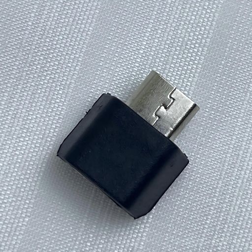 【スッキリ内蔵でType-C化】マウス内部にぴったり埋め込み設置できる設計。Micro-USBポートをType-Cに変換し、余計な出っ張りなく美しく仕上げます。 【完全フィットで使いやすさ向上】専用モデルに合わせた精密成型で、マウス本体とほぼ一体に。装着後もボタン操作や充電の抜き差しがスムーズです。 【超軽量1.5gでマウスのバランスを維持】極小チップと軽量素材を採用。マウスの重量バランスや操作性を損なわず、持ち運びの負担も軽減します。 【スマートチップ搭載で安全・高速充電】内蔵ICが電流と電圧を最適制御。高速充電に対応しながら、マウスバッテリーを保護します。 【シンプル取り付けで時代遅れを解消】簡単設置。旧式Micro-USBモデルを最新Type-C環境に対応させ、長く愛用しているマウスをアップグレードできます。
