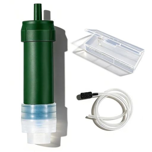 【携帯浄水器 商品仕様】フィルター素材:限外ろ過膜、活性炭、ナノ銀抗菌粒子 フィルター寿命:約4000L フィルター孔径: 約0.01ミクロン 処理水量:最大550ミリリットル/分 サイズ:直径30mmxH130mm(本体) 重量:約42g(本体) 素材:ABS PE ✅海水の淡水化、硬水の軟水化、薬物等が溶出している場合などはご使用できません。✅ 【4段階高効率な浄水】携帯浄水器は中空糸膜フィルター+超濾過PPコットン+抗菌ボール+ヤシ殻活性炭で、99.9999%の大腸菌、残りの塩素ガス、重金属となる物質まで除去できます。キャンプや旅行時はもちろん、自然災害は急にやってきます。安心・安全に水を飲めます。 【軽量コンパクト設計&amp;経済性】手のひらサイズで持ち運び楽々の 携帯浄水器 です。専用の収納袋が付属しており、防災リュックに1つ入れておくことで緊急時に役立つ製品となっております。フィルターを交換せずに、4000Lもの浄水が可能。交換用フィルターの追加購入も必要ない、持続可能でリーズナブルな携帯用浄水器です。 【操作簡単】 ボトル/水袋を接続して、水を直接飲むことができます。