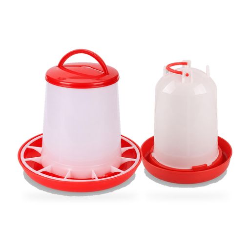 【水と餌の補充がらくに】給餌器と給水器の2個セット。容器にたっぷり入れておくと、減った分だけ受け皿に出てくるので、皿に何度も足す手間が減ります。 【鳥たちが円滑に食べられる】給餌器の受け皿には仕切りがあり、餌が均等に分配されるため、鳥たちは落ち着いて食事ができます。 【ひっくり返すだけで給水】容器に水を入れて受け皿をはめ、ひっくり返して置くだけ。受け皿の水が減ると、容器から少しずつ出てきます。水は毎日とりかえてください。 【分けて丸洗いできる】容器・受け皿・ふたに分けて水洗いできます。軽いプラスチック製なので、平らな場所に置いてください。 【サイズ・セット内容】給餌器:高さ約16cm・受け皿の幅約18.5cm・重さ約100g・餌 約1.5kg/給水器:高さ約14cm・受け皿の幅約18cm・受け皿の高さ約3cm・重さ約78g/セット内容:給餌器1個(容器