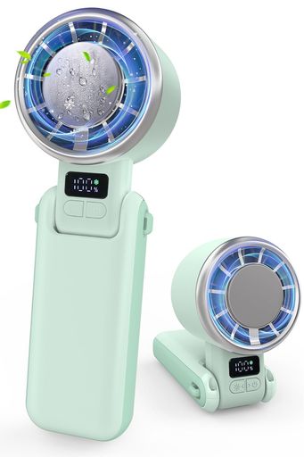 【1秒で体感温度-20°C|半導体冷却プレート搭載】電源を入れてわずか1秒で冷感プレートが瞬時に冷却。肌に当てるだけでひんやりとした冷感を得られ、炎天下の通勤や屋外イベント、熱中症対策に最適です。PSE認証取得済みで安全性も保証されています。 【大容量バッテリー|最大10時間連続使用】3600mAhの大容量リチウムイオンバッテリーを内蔵。フル充電(約4.5時間)で最長10時間の連続運転が可能です。Type-Cポート対応で充電が便利、充電中でもご使用いただけます(風量50%以下の場合)。LEDインジケーターで残量も一目瞭然です。 【5段階風量調整|ワンタッチ冷風切替】20%のやさしい風から100%の強力な風まで、5段階で細かく調整可能。専用の冷却ボタンを押すだけで即座に冷風モードに切り替わるため、急な暑さにも素早く対応できます。7枚ブレードの特殊設計で、どの風量でも安定した風の流れを実現しました。 【4WAYマルチユース|シーンに合わせて使い分け】手持ちでの使用はもちろん、180度折りたたんで卓上ファンとしても使用可能。