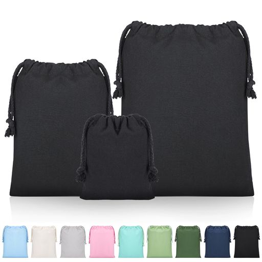 【製品仕様】サイズ:13*16cm*1枚+18*25cm*1枚+25*32cm*1枚。カラー:黒い。材質:ポリエステルキャンバス。仕様:無地。セット内容:巾着袋*3枚。 【帆布生地】優れた通気性と耐久性を兼ね備えたポリエステルキャンバス素材で作られた巾着袋です。厚みのある生地が中身をしっかりと守り、透けない仕様なのでラッピングにも最適です。 【オリジナルデザインが楽しめる】無地のデザインなので、刺繍やイラストを自由に施して、自分だけのオリジナル巾着袋を作ることができます。プレゼント用にも、自分用にも、使い方は無限大。 【持ち運び便利】紐で入口を調節できるデザインが特徴です。紐には丈夫な素材を使用しているため、少し重みのあるものを入れても簡単には切れません。お散歩や学校、旅行などのシーンで便利に持ち運べます。 【多用途】この巾着袋は、メイク道具や財布、お弁当、シューズなどの小物をしっかり収納できます。家庭収納や旅行、ジム、スポーツ大会、ギフトバッグとしても大活躍。保育園のコップ袋や入園グッズ、中学生の給食袋、学校への着替えや上履き、体操着入れにも最適です。