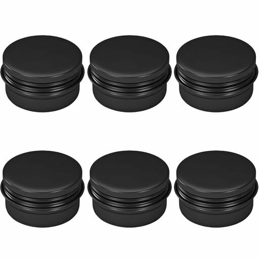 【製品内容】6個セットのアルミ缶で、それぞれの容量は5ml、色はブラックです。寸法は約25mmx15mmとコンパクトで、小分けしたものをまとめて保管したり持ち運んだりするのに最適で、詰め替えや小物整理にもぴったりです。 【高品質素材】軽量で丈夫なアルミニウム素材を使用しており、持ち運びが非常に簡単です。素材の特性から日常の使用に耐えられるだけでなく、旅行中の持ち運びにも安心でき、長期間使用しても劣化しにくい高品質を備えています。 【商品の特徴】らせん式の蓋がしっかりと密封でき、内容物の漏れを確実に防ぐのでカバンの中に入れても安心です。容器の側面にはローレット加工が施されており、滑りにくく開閉がスムーズで、安全性と耐久性にも優れています。 【使いやすい】コンパクトなサイズなのでバッグやポーチに簡単に収納でき、旅行や日常の外出時にも手軽に持ち運べます。 【幅広い用途】クリーム、軟膏、化粧水、マニキュアなどの化粧品やスキンケア製品の小分けはもちろん、スパイス、お茶、手作りローションなどにも使用可能です。さらにビーズ、ボタン、ピンなどの小物の保管やプレゼント用にも最適で、用途は非常に広いです。