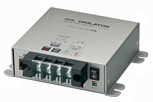 昇圧回路で適切に電力供給!車両に搭載されている発電機(オルタネーター)から、メインバッテリーへ充電した際に余った電気をサブバッテリーへ供給します。 メインバッテリーとサブバッテリーの状態を認識し、2タイプ(直結/昇圧)の回路で出力 リモコンにメインバッテリーとサブバッテリーの電圧を表示 充電電圧切替スイッチ付き 最大出力60A/12V車専用