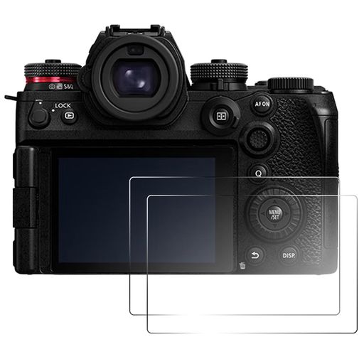 【互換性】 互換Panasonic Lumix S1II/E DC-GH7 DC-S1RII DC-G97対応した液晶保護フィルムです。液晶画面をしっかり保護しながら、タッチパネルの感度を維持し、快適な操作性をサポートします 【9H硬度強化ガラス】 9H硬度の強化ガラスを採用し、鍵やコインなど日常使用による擦り傷から液晶画面を保護します。飛散防止加工により、万が一の衝撃時にもガラス片が飛び散りにくい仕様です 【高透過率・クリアな視認性】 高透過率設計により、画面本来の色味や明るさを維持します。撮影画像や設定画面を鮮明に確認でき、快適な撮影環境をサポートします 【指紋防止・快適な操作性】 表面には指紋や皮脂汚れが付きにくい加工を施しています。汚れが付着しても拭き取りやすく、画面を清潔な状態に保ちながらスムーズなタッチ操作が可能です 【簡単貼り付け・2枚セット】 クリーニングクロス付きで簡単に貼り付けできます。気泡が入りにくく位置調整もしやすい設計です。予備用として便利な2枚セットで、長期間ご使用いただけます