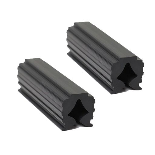寸法と適合性、サイズ:約8.7 cm(縦)x2.7 cm(幅)x2.4 cm(高さ)/約3.4インチ(縦)x1.1インチ(幅)x0.9インチ(高さ)。開口部:約1.6 cm/0.63インチ、ドライバー、ウェッジ、アイアン、プッシュロッドなど、さまざまなサイズのゴルフクラブに適しています。 材質と耐久性材質:良質なゴムで作られ、丈夫で耐久性があり、繰り返し使用することに耐えられ、壊れにくい。特徴:ゴム材質は良好な弾力性と耐摩耗性を持って、修理或いは新しいグリップを取り付ける時にしっかりとクラブ或いは軸を固定することができることを確保して、クラブを損傷から保護する。 機能と使用しっかり固定:ラバークリップはゴルフクラブやシャフトをしっかり固定し、修理や取り付け中にクラブがスライドしたりずれたりしないようにすることができます。操作が簡単:設計が簡潔で、取り付けと取り外しが非常に便利で、初心者でも簡単に操作できます。保護軸部:ゴムクリップはクラブを固定する際に軸部に損傷を与えず、より安心して使用できます。