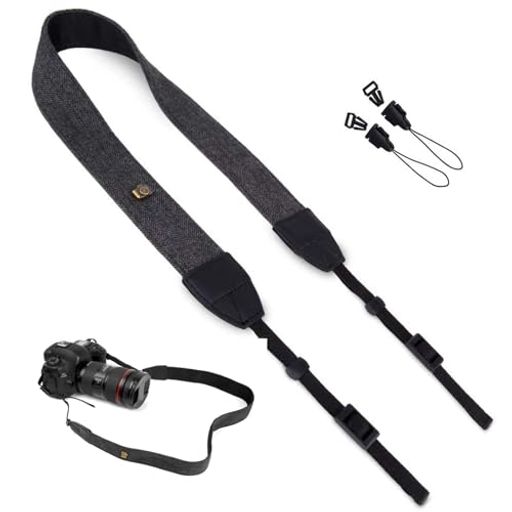 【商品詳細】サイズ:全長:137cm;ストラップの長さ:70cm;ストラップ幅:3.5cm。両側のストラップ先端で長さ調節が可能です、重さ:約65g。 【クラシックとヴィンテージ】このヴィンテージとクラシックのカメラストラップは、高品質で耐久性のある綿糸とPUレザーで作られています。 【便利なデザイン】ご身長に合わせて人間工学的に長さを調整できます。カメラストラップの取り付けと取り外しはとても便利です。 【ストレスの無い快適な使用感】頑丈で耐久性があり、耐摩耗性があります。しっとりとした柔らかな裏地により、長時間の使用でも圧迫による痛みを気にせず快適にご使用いただけます。 【対応カメラ】各メーカーの一眼レフカメラ、ミラーレスカメラ、デジカメなどに対応します。