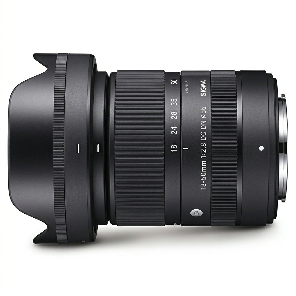 シグマ 18-50mm F2.8 DC DN 交換用レンズ Contemporary Xマウント用 発売日：2022年12月2日 ●シャープな描写を楽しめる、大口径F2.8通し標準ズームレンズ 35mm判換算で27-75mmの使いやすいズーム域、ボケ表現も楽しめるF2.8の明るさ、最新の光学設計技術により実現したシャープな描写、そのすべてをコンパクトなボディに凝縮。最短撮影距離12.1cm、最大撮影倍率1:2.8※1のため、被写体に自由に迫った撮影などコンパクトな撮影システムを活かした撮り方が可能です。 ●ミラーレスカメラシステムに最適な圧倒的小型軽量ボディ APS-Cミラーレスカメラの優れた携行性、そのメリットを最大化させる圧倒的な小型軽量ボディが18-50mm F2.8 DC DN | Contemporaryの大きな特長です。大口径F2.8通しながら、最大径 φ61.6mm、長さ76.8mm、質量285g※2というクラス最小最軽量※3を実現。大口径標準ズームを日常で気軽に持ち歩ける存在にします。※1 最短撮影距離、最大撮影倍率はいずれもワイド端の数値です※2 数値はXマウント用です※3 AF対応、APS-Cミラーレスカメラ用、F2.8通しのズームレンズとして（2022年10月SIGMA調べ） 【仕様】 レンズマウント：富士フイルム Xマウント レンズ構成：10群13枚 最小絞り：F22 フィルター径：φ55mm 画角 (35mm判)：76.5°-31.7° 最短撮影距離：12.1(W)-30(T)cm 最大径 × 全長：φ61.6mm × 76.8mm 絞り羽根枚数：7枚（円形絞り） 最大倍率：1:2.8（W）-1:5（T） 重さ：285g★当店限定＆安心のサービス★ ・【安心の延長保証】通常保証にプラスして選べる延長保証プラン対象！ ・【全国送料無料】日本全国どこでも送料無料でお届けします。 ・【RSLスピード発送】楽天ロジスティクスより最短当日・翌日出荷！ シャープな描写と圧倒的な軽さを、富士フイルムXマウントで。手にするたびに驚く、クラス最小最軽量のF2.8通しズームレンズ「18-50mm F2.8 DC DN」 シグマ「18-50mm F2.8 DC DN | Contemporary」は、圧倒的な携帯性と、ズーム全域での高い光学性能を両立した、富士フイルムXマウント用のAPS-Cミラーレス専用標準ズームレンズです。 35mm判換算で27-75mm相当の使いやすい常用画角をカバーしながら、ズーム全域で「開放F値2.8」の明るさを実現。美しい背景ぼけを活かしたポートレート撮影や、夕暮れ・室内での暗所撮影にも柔軟に対応します。さらに、驚異の【手のひらサイズ（全長76.8mm）】かつ【わずか285g】というクラス最小最軽量の驚くべき軽さを達成しました。 最短撮影距離は広角端で12.1cmと、被写体にグッと近づいたダイナミックなマクロのような近接撮影も楽しめます。ステッピングモーターによる高速かつ静粛なAFは、富士フイルムのカメラボディと相性抜群。日常のスナップから旅行、Vlog撮影やYouTube配信といった動画制作まで、カメラにつけっぱなしにして毎日持ち歩きたくなる究極の常用大口径ズームレンズです。 商品仕様（スペック） 商品名 シグマ 18-50mm F2.8 DC DN | Contemporary マウント仕様 富士フイルム Xマウント用（APS-Cサイズミラーレス専用） JANコード 0085126585754 レンズ構成 10群13枚（SLD1枚、非球面レンズ3枚） 焦点距離 / 明るさ 18 - 50mm（35mm判換算：27mm - 75mm相当） / F2.8（ズーム全域恒定） 最短撮影距離 12.1cm (WIDE端) - 30.0cm (TELE端) フィルター径 55mm 最大径×長さ / 質量 約φ61.6mm × 76.8mm / 約285g 商品状態 新品・国内正規品（メーカー保証対応） 【お届け・配送について】 ※本商品は「楽天スーパーロジスティクス（RSL）」より自动出荷連携を行っております。ご注文後のキャンセルやお届け先変更は原則お受けできませんので、確定前に必ずご確認ください。 【延長保証のご加入について】 ※延長保証（あんしん延長保証など）をご希望の場合は、必ず商品プルダウンまたは選択肢より保証プランをお選びの上、買い物かごに入れてください。