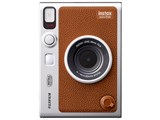 FUJIFILM INS MINI EVO BLACK C チェキ 発売日：2023年6月29日 ●10種類のレンズ×10種類のフィルム効果で100通りの表現 10種類のレンズ効果と10種類のフィルム効果の掛け合わせにより100通りの写真表現を楽しめる。 ●プリント画像をスマホに転送/スマホプリンター機能も搭載 「プリント画像データ保存機能」を搭載した専用アプリにより、フレーム付きのプリント画像をスマホに転送可能。スマホプリンター機能の搭載によりスマホの中の画像もプリント。 ●クラシカルな製品デザインの2色展開 高級感のあるクラシカルな製品デザイン。ブラックとブラウンの2色展開。 ●USB Type-C対応 充電用端子にUSB Type-Cを採用し、使いやすさを向上。 ●操作感を楽しめるアナログパーツ搭載 レンズダイヤル、フィルムダイヤル、プリントレバーの搭載により、アナログな操作感を楽しめる。