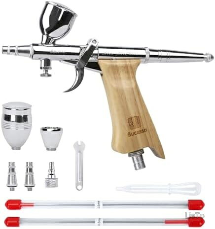 商品の特徴・【真鍮製ボディ・木製ハンドル】このエアブラシ本体は高品質の真鍮材質を採用し、優れた耐摩耗性と耐化学性を持っている。本体は軽すぎるわけではありませんが、一定の重量があれば、安定した吹き付け効果が保証されます。また、人間工学に基づいたハンドルは木製素材を採用します。木製ハンドルは柔らかく丸く、表面は滑らかで手を磨かず、握り心地が良いです。このエアブラシを使用すると、塗装が楽になります。・【トリガー式エアブラシ・エアーアジャスター】トリガーアクションは、押しボタンタイプのようにボタンを押すのではなく、トリガーを引くだけでエアーと塗料を調節できるタイプ。長時間の作業でも指が疲れない。エアーをコントロールし、スプレー途中でも簡単に噴出量を調整できて便利なトリガータイプです。握るだけで操作できるので、長時間の作業にも向いています。思ったとおりに吹き付けるために、エアーアジャスターのダイヤルを回すことで風量を0〜最大まで調節できます。・【革新なヘッドアセンブリ システムで口径の変更が簡単】Bucassoハンドピースは革新なヘッドアセンブリ システムを採用し、パーツ同士の相性問題を解消でき、組み立て調整も要らないです。各口径のノズルには、対応する直径のニードルがあります。0.3mm口径が標準装備ですが、0.5mmと0.8mm口径も付属し、用途に合わせて手軽に交換可能！使い道に適した口径を選ぶことで、作業効率や表現力が上がります。・【分離型の塗料カップ・交換ができ】Bucassoハンドピースに容量3cc、7cc、11ccの塗料カップが付きます。すべての塗料カップは真鍮製で、耐摩耗性に優れ、お手入れも簡単です。ニーズに応じて塗料カップをお選びください。複数のカップに塗料を入れておけるので、異なる色で塗装したいときにも重宝します。（注意: 容量3ccの塗料カップは蓋がありません。）・【高い互換性・多用途】G1/8エアバルプが備えており、1/8接続ネジ付きのエアコンプレッサー、連結ホースと互換性があります。商業芸術、カスタムペイント、イラスト、フィギュア、オートグラフィック、ホビークラフト、イラスト・ファインアート、プラモデル、工芸品、軽補修、その他多くの趣味に。カラーメディア：水彩、アクリル、インク＆染料、自動車用ウレタン、ラッカー、エナメル。お客様都合のキャンセルはお控えください。また他モールにて併売を行っており、Amazon 社のFBA マルチチャネルサービスを一部活用しております。梱包にAmazon ロゴの記載やAmazonの配達員が商品をお届け、また置き配になる可能性がございますので予めご了承ください。
