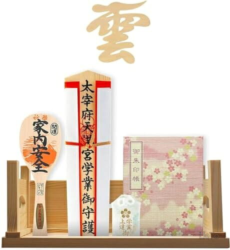商品の特徴・?【瑞氣祥雲神棚について】「瑞氣祥雲」という禅語.めでたい事が起こる前ぶれに現れる雲という意味から、「祥雲 」と名付けられました。「雲のように、二度と同じ形ではない、一度きりのもの」というテーマだったが、そこで「祥雲瑞氣」を中心にとした設計を行いました。瑞氣祥雲神棚は通常配られる頒布大麻を三枚お祀りすることができます。裏面はフラットで、置き型、壁掛けどちらとしてもお使いいただけます。破魔矢を矢のごとく勢いあるように横に向けたいとき、しかも格好よく飾りたいときには最適。破魔矢は棚板中に置く設計しております。・?【厚さ11cm 置き型 壁掛け 兼用】ディスプレイと壁取り付け二つの使え方かあります。当社の改良された神棚は、厚みが増して、どんな御札でもお納めできます。壁に掛けたり、机の上に置くこともできて安定性がいいです。更にフックが見えないよう、裏面には吊り下げピースがデザインされています、表面には穴がなくて、取り付けが簡単で、シンプルでおしゃれです。・?【雲板付き】神棚や仏壇の上、天井に?「雲」という雲板を貼る風習です。昔の1階平屋建てと違い、現代の住環境では一戸建は二階、三階、マンション等の集合住宅では上に別の住人が住んでいます。この場合「神様の上に人が立つ」という事となり、失礼にあたるので神様の上に雲を設置。神様の上には雲だけ、天しかないという意味です。素材は天然白松木「雲」は軽くてシンプル、剥がせる両面シールで壁を傷つけず、落ちにくいです。・?【神棚の設置】神棚は、できるだけ明るく清浄な場所でかつ日当たりや風通しがよく、日々拝むのに適した高い位置に設置するのが良いとされている。方角は南向きまたは東向きに設置するのが基本とされる。実際には最上階（または上に上階の床のない箇所）の天井近くに最上階への設置が困難な場合があるため?「雲板」や「雲文字」が用いられる。・?【神棚の用途】お札立て、御守り飾り、木札差し、御守り入れ、御朱印帳飾り、御神札飾り、破魔矢飾り【家内安全・結婚式・健康祈願・生育安全・旅行、出張安全・良縁・必勝・就職・仕事成就・怪我平癒・手術成功・開運・ 招福・厄災清祓・初宮詣・災難除・念願達成・金運 ・必勝祈願・商売繁盛・新築、転居、 マンション購入清祓・その他、諸祈願に最適です。】お客様都合のキャンセルはお控えください。また他モールにて併売を行っており、Amazon 社のFBA マルチチャネルサービスを一部活用しております。梱包にAmazon ロゴの記載やAmazonの配達員が商品をお届け、また置き配になる可能性がございますので予めご了承ください。