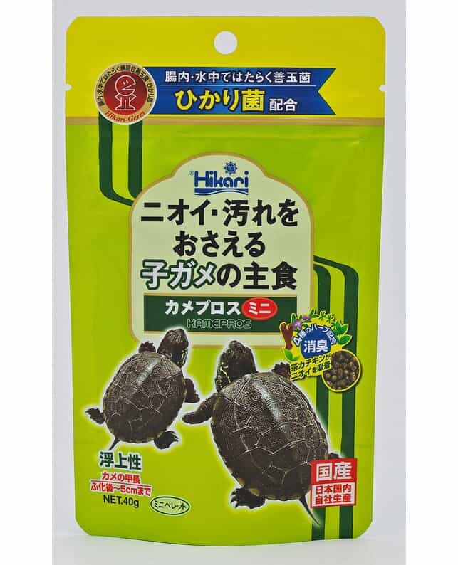 【注意事項】 ・メーカーの都合等により、パッケージ及び内容量、生産地、などが変更される場合がございます。ご了承ください。 ・当店では地球環境への配慮およびお手頃価格での商品の提供のため、簡易的な梱包とさせていただいております。 ・箱潰れなど、製品をご利用いただくのに問題がない場合の返品・交換対応はお受けできません ※期限のある商品について ・賞味期限や消費期限がある商品については、すべて期限まで2ヶ月以上のものを取り扱っております。個別のお問い合わせはご遠慮いただきますようお願い申し上げます。 ・期限が迫った商品は、別途アウトレット商品として販売させていただいております。 商品説明■　商品詳細ひかり菌、茶葉、ハーブエキスの効果により、水の臭いを軽減、消化吸収も助けます。子ガメ用の小粒サイズ。 4971618205100■　原材料フィッシュミール、かしこ、小麦粉、大豆ミール、ビール酵母、小麦胚芽、でんぷん類、とうもろこし、乳化剤、海藻粉末■　メーカーキョーリン■　広告文責ライフジェネレーション株式会社 TEL:06-6809-2484