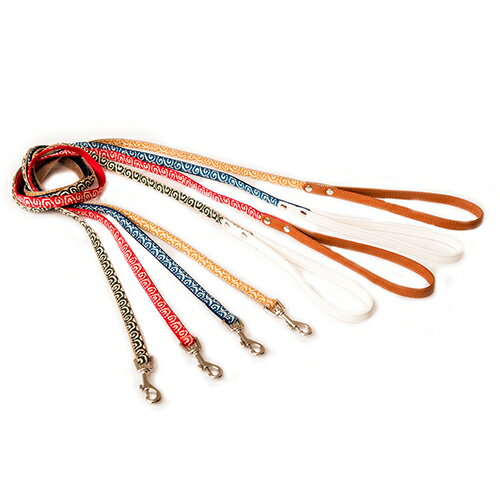 【注意事項】 ・メーカーの都合等により、パッケージ及び内容量、生産地、などが変更される場合がございます。ご了承ください。 ・当店では地球環境への配慮およびお手頃価格での商品の提供のため、簡易的な梱包とさせていただいております。 ・箱潰れなど、製品をご利用いただくのに問題がない場合の返品・交換対応はお受けできません ※期限のある商品について ・賞味期限や消費期限がある商品については、すべて期限まで2ヶ月以上のものを取り扱っております。個別のお問い合わせはご遠慮いただきますようお願い申し上げます。 ・期限が迫った商品は、別途アウトレット商品として販売させていただいております。 商品説明■　商品特徴縁起が良いとされている唐草模様、大切な家族であるワンちゃんに最適なリードです。 ソフトな持ち手が手にやさしくなじみます。 4580298525486■　サイズ大型犬用／適応体重30kg以下 全長 約120cm■　メーカーリードッグ■　広告文責 ライフジェネレーション株式会社 TEL:06-6809-2484