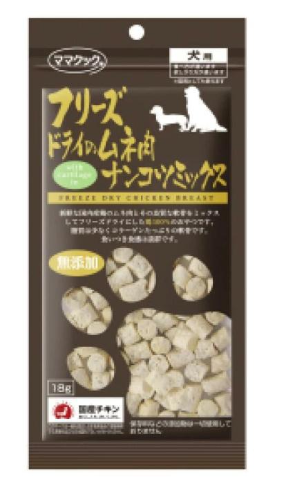 【注意事項】 ・メーカーの都合等により、パッケージ及び内容量、生産地、などが変更される場合がございます。ご了承ください。 ・当店では地球環境への配慮およびお手頃価格での商品の提供のため、簡易的な梱包とさせていただいております。 ・箱潰れなど、製品をご利用いただくのに問題がない場合の返品・交換対応はお受けできません ※期限のある商品について ・賞味期限や消費期限がある商品については、すべて期限まで2ヶ月以上のものを取り扱っております。個別のお問い合わせはご遠慮いただきますようお願い申し上げます。 ・期限が迫った商品は、別途アウトレット商品として販売させていただいております。 商品説明■　商品詳細フリーズドライの機能はそのままに与えやすい粒タイプ 国産鶏原料100％でできています 新鮮ムネ肉にナンコツをミックスしてアクセントに！ まるで『つくね』みたい！ 4580207274290■　成分粗たんぱく質：84.4％以上 粗脂肪：10.6％以上 粗繊維：0.1％以上 粗灰分：4.6％以下 粗水分：0.3％以下 代謝エネルギー 433kcal ■　メーカーママクック■　広告文責ライフジェネレーション株式会社 TEL:06-6809-2484
