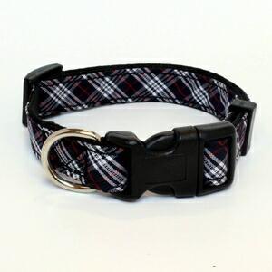 【注意事項】 ・メーカーの都合等により、パッケージ及び内容量、生産地、などが変更される場合がございます。ご了承ください。 ・当店では地球環境への配慮およびお手頃価格での商品の提供のため、簡易的な梱包とさせていただいております。 ・箱潰れなど、製品をご利用いただくのに問題がない場合の返品・交換対応はお受けできません ※期限のある商品について ・賞味期限や消費期限がある商品については、すべて期限まで2ヶ月以上のものを取り扱っております。個別のお問い合わせはご遠慮いただきますようお願い申し上げます。 ・期限が迫った商品は、別途アウトレット商品として販売させていただいております。 商品説明■　商品特徴トラッドなタータンチェック柄の首輪です。 一旦サイズ調整を行えばその後サイズ調整不要です 超小型犬用ワンタッチ首輪 4580246102851■　原産国韓国■　メーカーリードッグ■　広告文責ライフジェネレーション株式会社 TEL:06-6809-2484