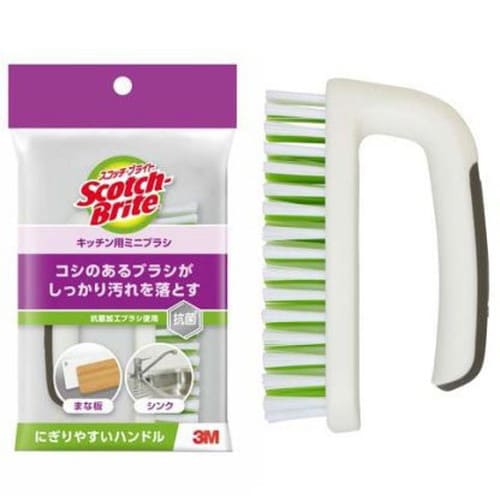 広告文責・販売事業者名:株式会社ビアンカTEL 050-5838-0748商品名 スコッチブライト キッチン用ミニブラシ K-504J 内容量 1個 商品詳細 ●コシのある抗菌加工ブラシで、スポンジでは洗いにくい調理器具やキッチン周りの汚れをしっかり落とします。 ●まな板、ホットプレート、キッチン周り、シンクやタイルの目地汚れに。 ●油汚れやこびりつきにも使用でき、食器をキズつけません。 ●濡れても握りやすい設計のハンドルデザインです。 注意事項 ・初めての使用の前には水で洗う。 ・食器、調理器具など台所用品以外のものには使用しない。 ・表面の仕様によって、まれにキズつく可能性があり、あらかじめ目立たない場所でテストする。 ・ハンドルの部分がシンクなどに強くあたるとキズつける場合があるので注意する。 ・使用後はすすいで水を切る。 ・ブラシはつりさげるか、ブラシの毛先が触れないように立てて保管する。 ・観賞魚等の水槽の洗浄いは使用しない。 ・火のそばには近づけない。 ・煮沸消毒はしない。 ・塩素系漂白剤は使用しない。 ・廃棄時はプラスチックゴミとして各自治体の定める方法に従って処理する。 備考 ※パッケージデザイン等は予告なく変更されることがあります。 ※メーカー都合により商品のリニューアル・変更及び原産国の変更がある場合があります。 区分 雑貨 製造国・原産国 中国 発売元・販売元 スリーエムジャパン JANコード 4550309175702