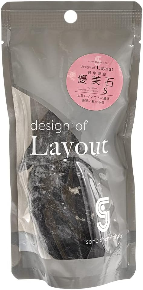 【注意事項】 ・メーカーの都合等により、パッケージ及び内容量、生産地、などが変更される場合がございます。ご了承ください。 ・当店では地球環境への配慮およびお手頃価格での商品の提供のため、簡易的な梱包とさせていただいております。 ・箱潰れなど、製品をご利用いただくのに問題がない場合の返品・交換対応はお受けできません ※期限のある商品について ・賞味期限や消費期限がある商品については、すべて期限まで2ヶ月以上のものを取り扱っております。個別のお問い合わせはご遠慮いただきますようお願い申し上げます。 ・期限が迫った商品は、別途アウトレット商品として販売させていただいております。 商品説明■　商品特徴優れた美しさを誇る品質にこだわった岐阜県産天然石です。 自然なレイアウトを演出するのにおすすめです。 水中では黒色に見えるため、水草を際立たせてくれます。 4948465210908■　商品サイズW100×H180×D50■　メーカー株式会社ソネケミファ■　広告文責ライフジェネレーション株式会社 TEL:06-6809-2484