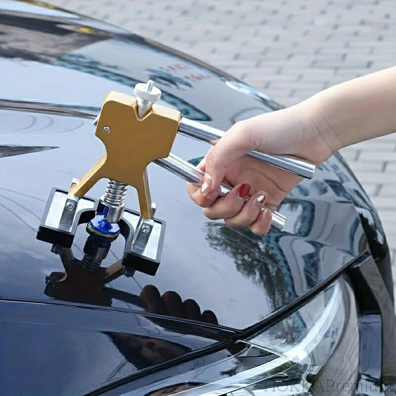 商品説明 車体にできた小さな凹み・へこみを自分で直せる便利なデントリペアツールです。 強力吸着のパッドと引き出しプーラー構造で、プロに頼らずDIYで手軽に修復可能。 接触面は傷防止ラバー仕様でボディを傷つけにくく、初心者でも扱いやすい設計です。 収納しやすいキット構成で、自宅に常備しておけば万一の時にも安心。 普通車・軽自動車・バンなど幅広い車種、ボンネットやドア、フェンダーなど多くのパーツに使用できます。 商品名 【送料無料】車 凹み 修復 ツール ボディリペア キット プーラー 工具 セット ゴールド 自動車 ドア ボンネット 鈑金 デントリペア ハンドツール DIY 修理 簡単操作 傷防止 吸着 強力 引き出し 工具セット 車体補修 修理道具 車用アクセサリー 主な特徴 ・【DIYで簡単ボディ補修】プロ不要、コストを大幅節約。 ・【使いやすいハンドプーラー構造】吸着パッド＋引き出しツールで簡単操作。 ・【工具セットで安心】凹み修復に必要な基本アイテムをひとつに。 ・【傷防止設計】接触部に保護ラバーを採用し、ボディを傷つけにくい。 ・【スタイリッシュなゴールドカラー】視認性が高く、作業中の見失い防止にも。 ・【幅広い車種に対応】普通車／軽自動車／バンなどに使用可能。 ・【対応パーツが多い】ボンネット・ドア・フェンダーなどに使用OK。 ・【初心者OK】特別な技術不要、初めてでも扱いやすい。 カラー ゴールド 材質 アルミ合金 用途 自動車ボディの小さな凹み・へこみの引き出し修復 ご注意 ・塗装状態や材質によっては使用できない場合があります。 ・作業前に必ず目立たない箇所でテストしてください。 ・高温のパネルや極端に鋭い折れ・深い損傷は専門業者へご相談ください。