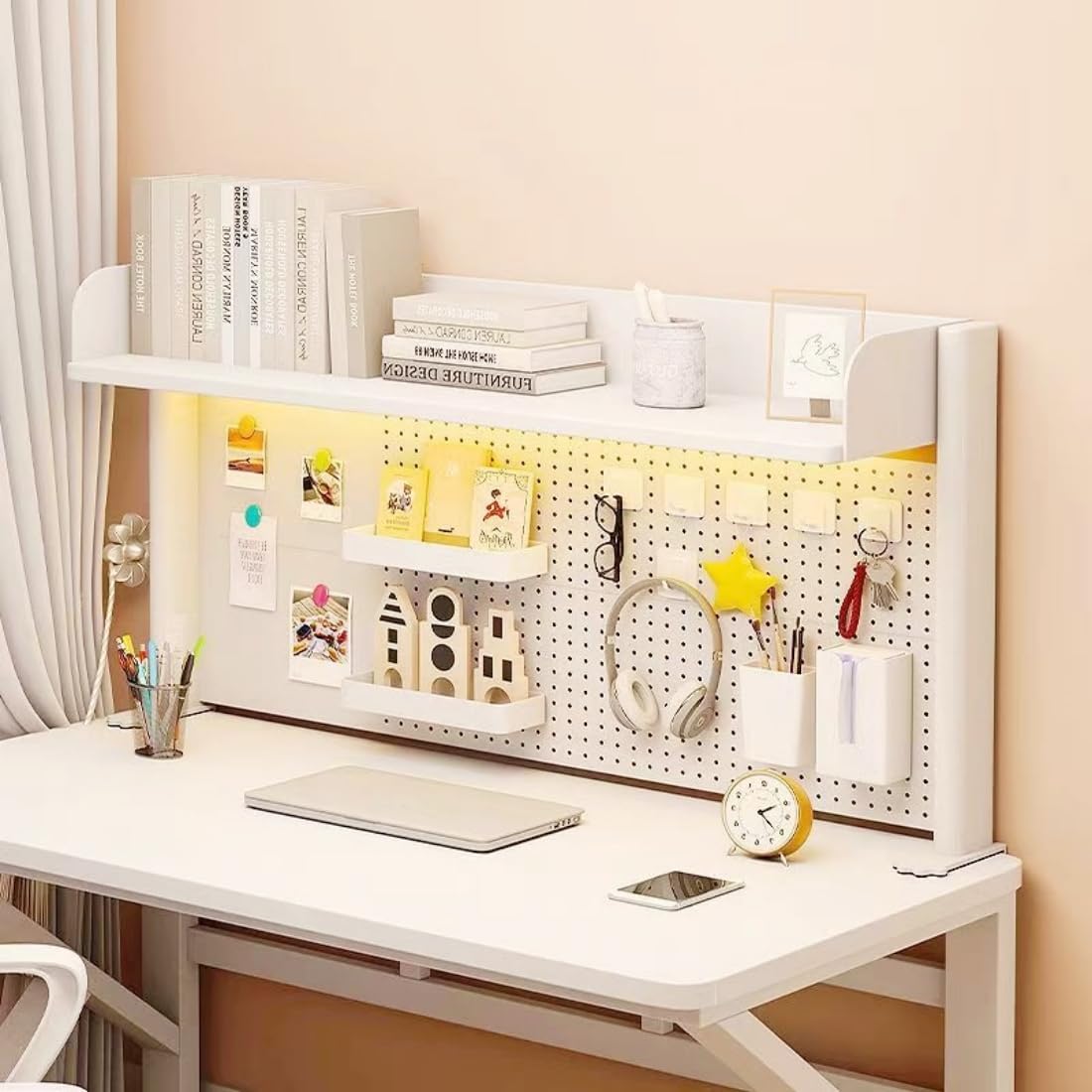 商品情報【デスク上収納ラック】デスクに穴を開けずに作業スペースを拡張できます。この机上ラックは、ほとんどのコンピューターデスク、ゲーミングデスク、スタンディングデスク、調整可能なデスクなどに適しています。クランプ式で、使用できるデスクトップの厚さは1〜4.5cmです。※こちらの商品はお客様組み立て品となります。【デスクラック素材】デスク上収納ラックの柱は鋼製で、高温塗装が施されており、2層の調整可能な高密度ラミネート板を備えています。このデスクラックは錆びにくく、耐久性と強度があります。【調整可能な棚間距離】 デスク上棚は高さを調整可能で、棚の間に31cmのスペースがあり、下部の収納スペースは高さ53cmです。棚を上下に調整して使用することができます。2つの調整可能な棚が垂直に重なり、収納の柔軟性と美観を提供します。【超耐荷重】デスク上収納ラックは、両側にダブルスパイラルロッドで固定されており、60×30mmの厚みを持つカーボンスチール製で、安定して揺れません。強力な耐荷重性を誇ります。仕切りには背面と側面のパネルがあり、物が落ちるのを防ぎます。【ペグボードにフックと収納ボックス】独自のペグボードデザインは、小物の収納とディスプレイに最適な場所で、デスクを自由にDIYできます。キー、ヘッドフォン、コレクション品などの小物を掛けたり、カード、写真、装飾品を展示することができます。卓上ラック 穴付き デスク上収納ラック 有孔ボード 卓上 棚 1/2/3段 ホワイト デスクラック 小物収納 デスクトップ 仕切り 机上収納 上置き棚 雑品収納ラック 空間活用 組立式 多機能 学校 オフィス 事務用品 文房具 卓上ラック 穴付き デスク上収納ラック 有孔ボード 卓上 棚 1/2/3段 デスクラック 小物収納 デスクトップ 仕切り 机上収納 上置き棚 雑品収納ラック 空間活用 組立式 5