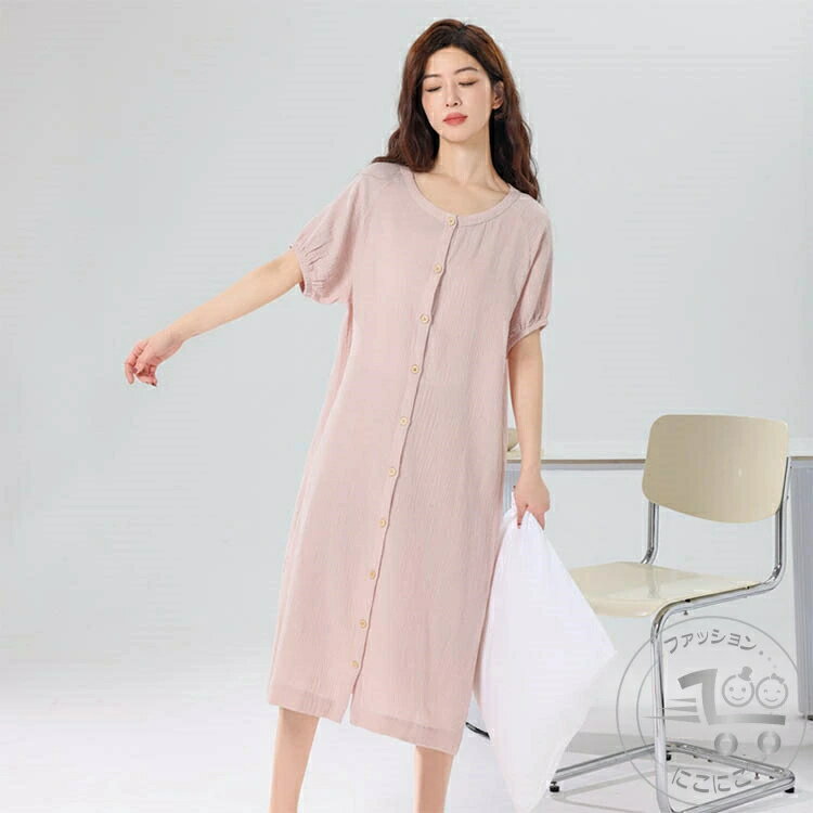 ・1枚でラクに着られる、ロング丈のワンピースパジャマ・身生地は柔らかくサラリと着られる綿素材。　・やわらかな肌触りが心地いい。　・出産準備に1枚は持っておきたい前ボタン開きのデザイン。 サイズ M L XL サイズについての説明 【サイズ】 【M】 着丈105cm バスト110cm 袖丈28cm 目安体重45-55kg 【L】 着丈110cm バスト116cm 袖丈29cm 目安体重55-65kg 【XL】 着丈115cm バスト122cm 袖丈30cm 目安体重65-80kg ※サイズ感はスリムですので、ゆったり着たい場合はサイズアップをおすすめいたします。 　※上記サイズは平置き実寸になります。サイズ表の実寸法は商品によって1-3cm程度の誤差がある場合がございます。 素材 綿 色 ベージュ ピンク モカ 備考 ●サイズ詳細等の測り方はスタッフ間で統一、徹底はしておりますが、実寸は商品によって若干の誤差(1cm〜3cm )がある場合がございますので、予めご了承ください。 ●商品の色は、撮影時の光や、お客様のモニターの色具合などにより、実際の商品と異なる場合がございます。あらかじめ、ご了承ください。 ●製品によっては、生地の特性上、洗濯時に縮む場合がございますので洗濯時はご注意下さいませ。 ▼色味の強い製品によっては他の衣類などに色移りする場合もございますので、速やかに（脱水、乾燥等）するようにお願いいたします。 ▼生地によっては摩擦や汗、雨などで濡れた時は、他の製品に移染する恐れがございますので、着用の際はご注意下さい。 ▼生地の特性上、やや匂いが強く感じられるものもございます。数日のご使用や陰干しなどで気になる匂いはほとんど感じられなくなります。