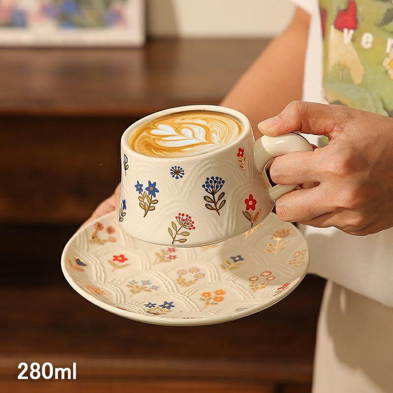 ※商品情報 サイズ：【コップ】口径約8cm　高さ約6.4cm　容量約280ml【ソーサー】直径約16.5cm　高さ約2.6cm 材質：磁器 注意事項： 1.絵具の濃さに違いがあります。 2.模様がかすれている場合があります。 3.線の太さにばらつきがあります。 4.とってのフチの部分がザラつくことがあります。 5.釉薬が流れて、線が歪むことがあります。 6.どのアイテム、絵柄でも同じような現象が起こります。 器表面に極小の「黒点」・「絵の具とび」・「下地まで達していないピンホール」が見られる場合がございます。 テーブルなどに置いた際、ご使用上問題ない程度のがたつきが見られる場合がございます。 エッジ部分の釉薬は下に流れるという特性上、若干薄くなっている場合がございます。 ご使用上の注意 衝撃が加わると割れてケガをする恐れがあります。 直火ではお使い頂けません。 電子レンジ・オーブン・食器洗浄乾燥機は使用できます。各機器の注意表記を十分にお読みのうえ、正しい方法でお使いください。 長期間金属製のスプーンフォークなどで食器を強く擦ると、表面にキズがつきメタルマークが取れなくなることがあります。 お手入れの方法 やわらかいスポンジをお使いください。金属たわしや研磨剤付きスポンジ、クレンザーなどは食器表面にキズをつける原因となります。 少量の洗剤でキレイに洗浄できますが、目に見えない油分が残っている場合があるので、定期的に漂白剤のご使用をおすすめします。 ※ご購入頂前にかならずご確認下さいませ。 ※商品ページに記載のサイズと商品タグに記載のサイズは、採寸方法の違い（ヌード寸法・製品寸法）により表記が異なる場合がございますので予めご了承下さい。 ※お使いのスマホの画面やパソコンのディスプレイにより、実物とは色合いや色の濃淡が異なって見える場合がございますのでご留意くださいませ。※商品情報 サイズ：【コップ】口径約8cm　高さ約6.4cm　容量約280ml【ソーサー】直径約16.5cm　高さ約2.6cm 材質：磁器 注意事項： 1.絵具の濃さに違いがあります。 2.模様がかすれている場合があります。 3.線の太さにばらつきがあります。 4.とってのフチの部分がザラつくことがあります。 5.釉薬が流れて、線が歪むことがあります。 6.どのアイテム、絵柄でも同じような現象が起こります。 器表面に極小の「黒点」・「絵の具とび」・「下地まで達していないピンホール」が見られる場合がございます。 テーブルなどに置いた際、ご使用上問題ない程度のがたつきが見られる場合がございます。 エッジ部分の釉薬は下に流れるという特性上、若干薄くなっている場合がございます。 ご使用上の注意 衝撃が加わると割れてケガをする恐れがあります。 直火ではお使い頂けません。 電子レンジ・オーブン・食器洗浄乾燥機は使用できます。各機器の注意表記を十分にお読みのうえ、正しい方法でお使いください。 長期間金属製のスプーンフォークなどで食器を強く擦ると、表面にキズがつきメタルマークが取れなくなることがあります。 お手入れの方法 やわらかいスポンジをお使いください。金属たわしや研磨剤付きスポンジ、クレンザーなどは食器表面にキズをつける原因となります。 少量の洗剤でキレイに洗浄できますが、目に見えない油分が残っている場合があるので、定期的に漂白剤のご使用をおすすめします。 ※ご購入頂前にかならずご確認下さいませ。 ※商品ページに記載のサイズと商品タグに記載のサイズは、採寸方法の違い（ヌード寸法・製品寸法）により表記が異なる場合がございますので予めご了承下さい。 ※お使いのスマホの画面やパソコンのディスプレイにより、実物とは色合いや色の濃淡が異なって見える場合がございますのでご留意くださいませ。