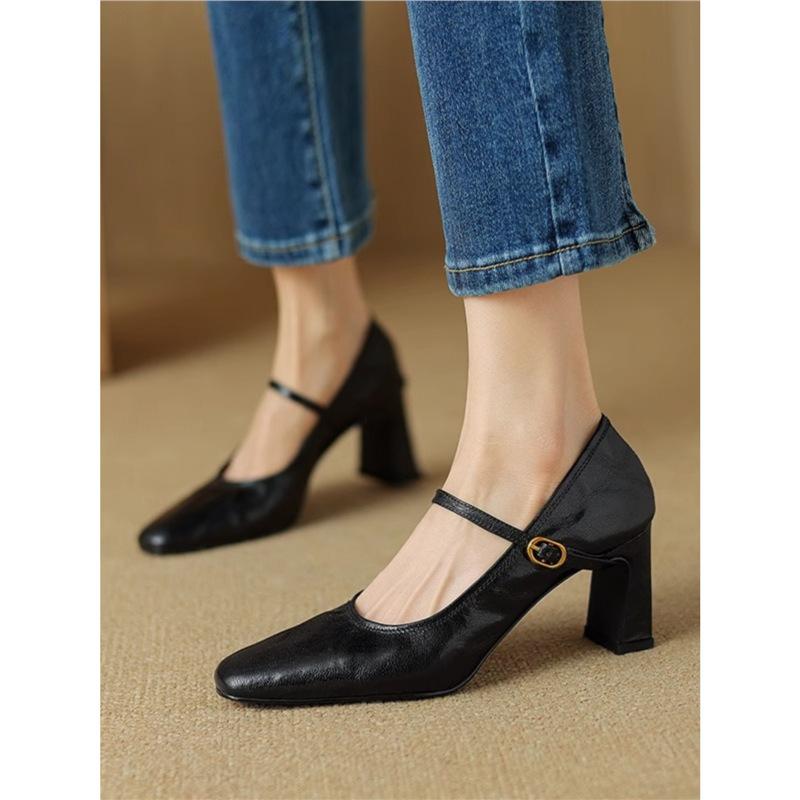 ・デザイン特徴: 浅口、太ヒール、バックル・つま先形状: ラウンドトゥ・アッパー素材: マイクロファイバー・スタイル: レトロ・性別: レディース・ヒール高さ: 6-8cm・柄: 無地・カラー展開: ブラック、ブラウン、ホワイト、レッド・サイズ展開: 34、35、36、37、38、39、40・カテゴリ: メリージェーンシューズ・ソール素材: ラバー・インナー素材: 豚革・靴の高さ: ローカット・インソール素材: 天然皮革・適用シーン: 日常・留め具: ストラップバックル・対象年齢: 大人・開口深さ: 中口 (7-11cm)・デザイン特徴: 浅口、太ヒール、バックル・つま先形状: ラウンドトゥ・アッパー素材: マイクロファイバー・スタイル: レトロ・性別: レディース・ヒール高さ: 6-8cm・柄: 無地・カラー展開: ブラック、ブラウン、ホワイト、レッド・サイズ展開: 34、35、36、37、38、39、40・カテゴリ: メリージェーンシューズ・ソール素材: ラバー・インナー素材: 豚革・靴の高さ: ローカット・インソール素材: 天然皮革・適用シーン: 日常・留め具: ストラップバックル・対象年齢: 大人・開口深さ: 中口 (7-11cm)