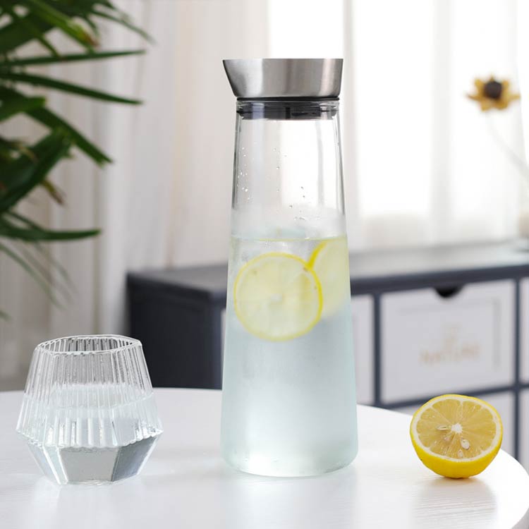 lifeactiveのスリム ガラスピッチャー ウォーターピッチャー 冷茶 冷蔵庫 水差し 蓋付き 大容量 オシャレ ドアポケット 耐熱 冷水筒 麦茶 シリコンパッキン密封 ステンレス 冷蔵庫 ガラスピッチャー 1.4L ボトル 麦茶ポット ポット 水 ジャグ 1L ポット おしゃれ 麦茶入れ｜アングル3