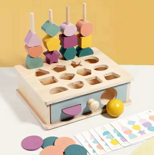 【素材】木材 【適用対象】2-3歳以上の子供に、玩具としてお勧めます。学童にプレゼントや学習教具に最適です。 【棒通しゲーム】カードの絵柄を参照しながら、順番にパーツを棒に通しのゲームです。遊びながら集中力を養い、形状・色彩の認識力を高めます 【木製のケース】木製のケースで収納が便利、耐久性にも優れています。お片づけの練習にも最適です。 【知育目的】形状認知、色認識、指先訓連、脳トレ、手の器用さの鍛え、手と目の協調力、お片づけの意識 ◇お客様都合によるキャンセル（商品発送前） ご注文から30分以内は、理由の有無を問わず購入履歴からキャンセルすることが可能です。 なお、当店では、ご注文から30分以上過ぎた場合、お客様都合によるキャンセルは承っておりません。 あらかじめご了承ください。 ◇ 配送方法について ◇ ※ 発送後のキャンセル・送付先の変更はできません。 ※ 届かない場合や、転居による紛失に関しての補償は一切ありません。 ご注文前に、送付先に誤りがないか、部屋番号抜け等がないかを必ずご確認ください。 ※ 長期不在・表札がない・表札や郵便受けに書かれたお名前がご注文者のお名前と異なる場合、 お届けができず自動的に返送となる場合がございます。 返送された場合、返送・再配達にかかる送料はお客様負担となります。ご了承ください。 ◇ 注意事項 ◇ ※ ご利用のモニターによって、実物とすこし異なる色に表示される場合がございます。 ※ 全商品、北海道・沖縄・離島は別途 送料が掛かります。 ※ ラッピング対応しておりませんので、ご了承ください。 ※輸入品の為予告なくパッケージや仕様が多少変更される場合があります。 ご了承ください。