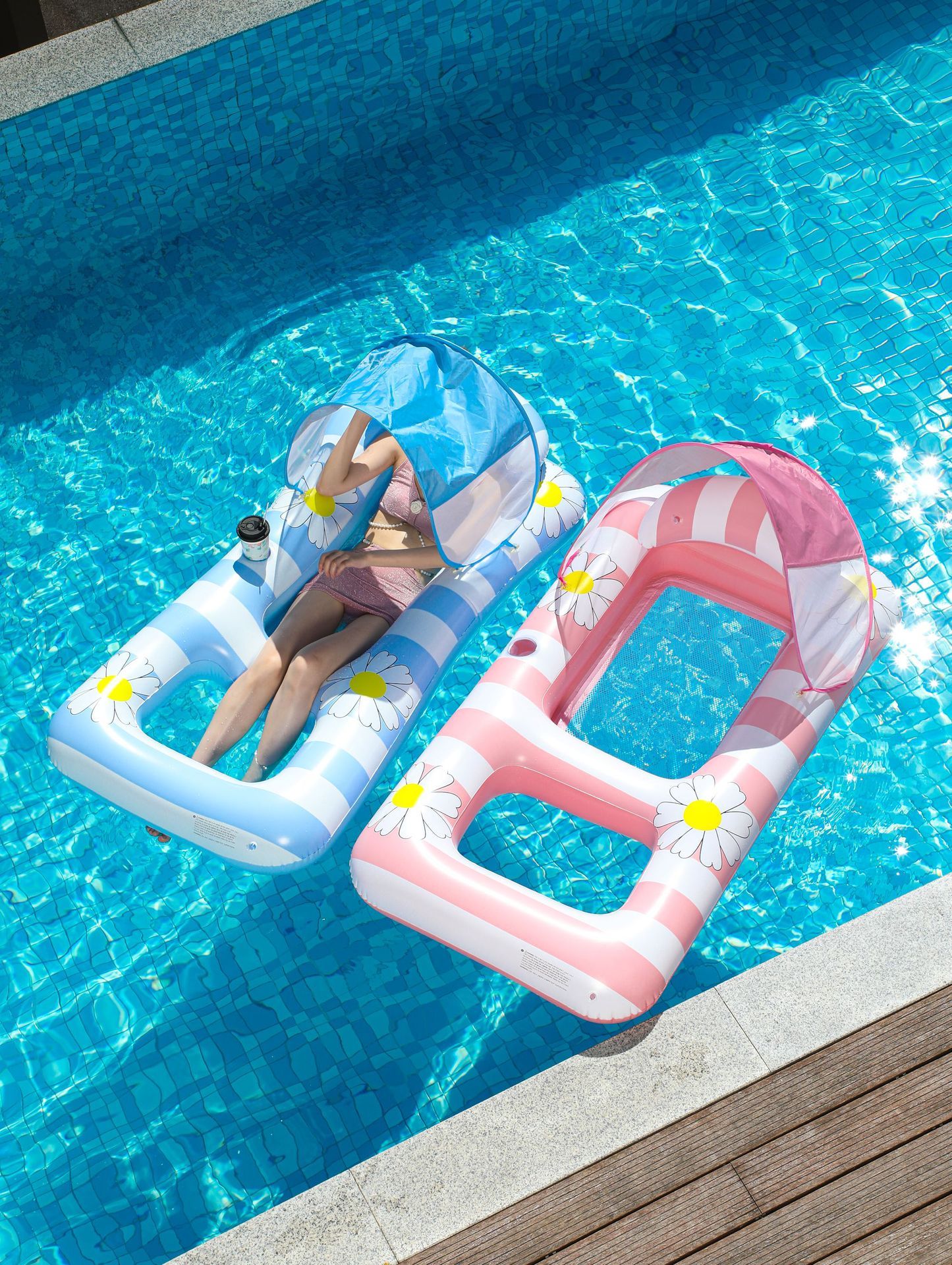 lifeactiveのプール 多機能フロート プールフロート ビーチフロート 日焼け対策 浮きマット 充気式フロート 浮き椅子 水遊びグッズ 日除けキャノピー付き 快適リラックス おしゃれ浮き具 サンシェード付き 小雛菊柄 水上ラウンジベッド 水上ソファ PVC素材 川遊び 調節可能 安定設計｜アングル2