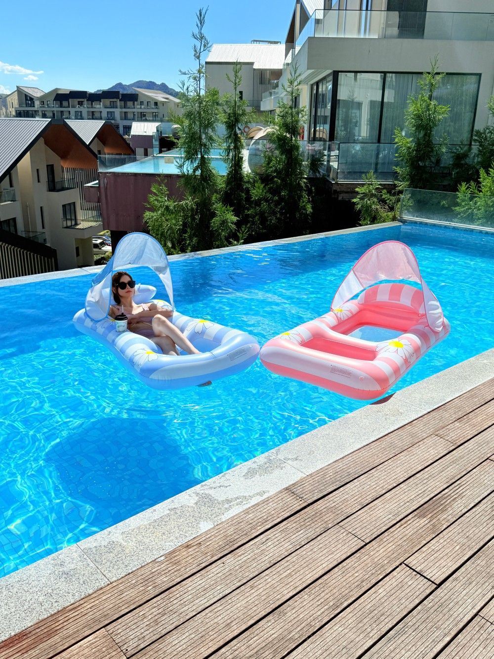 lifeactiveのプール 多機能フロート プールフロート ビーチフロート 日焼け対策 浮きマット 充気式フロート 浮き椅子 水遊びグッズ 日除けキャノピー付き 快適リラックス おしゃれ浮き具 サンシェード付き 小雛菊柄 水上ラウンジベッド 水上ソファ PVC素材 川遊び 調節可能 安定設計｜アングル3