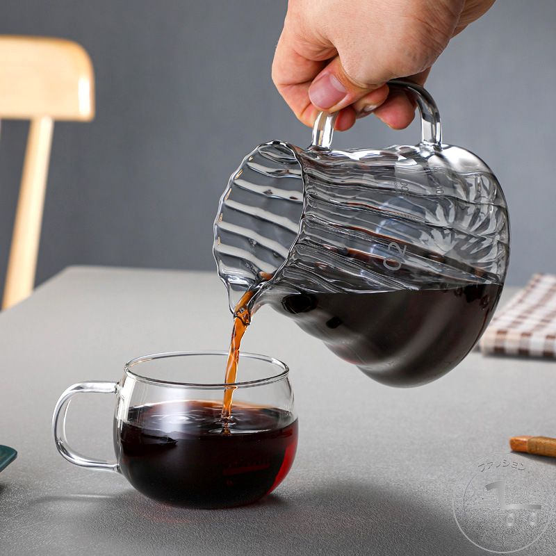 耐熱ガラスだからできる万能型おコーヒーサーバー 耐熱ガラスは何度まで耐えられる？ 200度まで耐えることができます。 ただし耐熱温度以下であっても、温度差が大きい場合には割れが 発生する可能性もありますので、注意が必要です。 品質表示 材質:クルミ材、耐熱ガラス（耐熱温度差120℃） 容量:360ml/600ml サイズ: （S-ガラスサーバー）口径7.5cm　底径11cm　高さ10cm （M-ガラスサーバー）口径7.5cm　底径12cm　高さ12cm （S-ドリッパー）幅11cm 高さ8.5cm （M-ドリッパー）幅12cm 高さ9.5cm 備考 食器洗浄※・乾燥機対応と記載されていますが、長期使用による破損・変形の可能性があるため、手洗いをおすすめします。 ガラス本体のみ電子レンジ使用可 使い方の提案 1、【ドリッパーをカップに乗せる】フィルターからサーバーもしくはカップに乗せ、安定させてから人数分の豆を入れます。粗挽きがおすすめです。 2、【ゆっくり注ぐ】はじめはサーバーにコーヒーが落ちないように全体にゆっくり熱湯を注ぎます。 3、【じっくり蒸します】しばらく蒸しますと段々とドーム型に膨らんできます。（新鮮な豆ほど大きく膨らみます） 4、【さらに熱湯を注ぐ】最大に膨らみ切ったところでゆっくり、できるだけ細く熱湯を注ぎます。こちは中心に”の”の字を書くようにゆっくりと。予定の分量を抽出したらサーバーから降ろしてください。 ・色がある場合、モニターの発色の具合によって実際のものと色が異なる場合がある。 電子レンジでのご使用の注意 ※空の状態で使用しないで下さい。 ※突然一気に煮沸して激しく吹き出す恐れがあります。電子レンジから本体を取り出す際は鍋つかみ等を使用し、顔などを近づけないで下さい。 ※電子レンジご使用後は鍋敷き等の上に置いて下さい。 ※電子レンジをご使用前は、本体の水滴を拭き取って下さい。 ガラス製品を長くお使いいただくコツ ※ガラス食器は、製造過程上、ゆがみ・表面の細かいキズ・細かい気泡・底部及び側面のシワ跡・冷却時の水滴汚れ・曇り現象のような状態が若干発生します。これらは使用上商品の特性を減少させるものではございませんので安心してお使いください。この状態での返品交換は承っておりません。 ●電子レンジ等で加熱したあと取り出すときは冷たいところを避け、布や木など熱の緩衝してくれる素材の上に置きましょう。 ●食器洗浄機はメーカーによって水圧や温度が異なるため、おすすめしません。 ●サイズは平置きとなりますので、スタッフ間で統一、徹底はしておりますが、若干の誤差がある場合がございます。 ●ガラスは、引張り応力により破損する。耐熱ガラスを含めガラス製品を長く使うためには、金属でたたいたり、陶磁器等硬いものとぶつけたり、研磨剤入りスポンジでこすったりなどせずに、できるだけキズをつけないようにすることが大変重要なポイントになります。 ●ガラスを含めほとんどの物質は、加熱され温度が上がることによって膨張し、冷やされることによって収縮する。熱による破損は、ほとんどの場合急冷や急加熱により発生する。耐熱ガラスは、熱による膨張・収縮が非常に小さくなっているため、この膨張・収縮による各応力の発生を小さく抑えることができ、熱に強くなります。 ●ガラスが割れる時は、必ず引張り応力側の面についたキズを起点として破損します。キズが強い (深い) ほど小さな応力で破損します。傷は使用を繰り返すうちに成長し (深くなっていく) 、ガラスの強度は低下します。