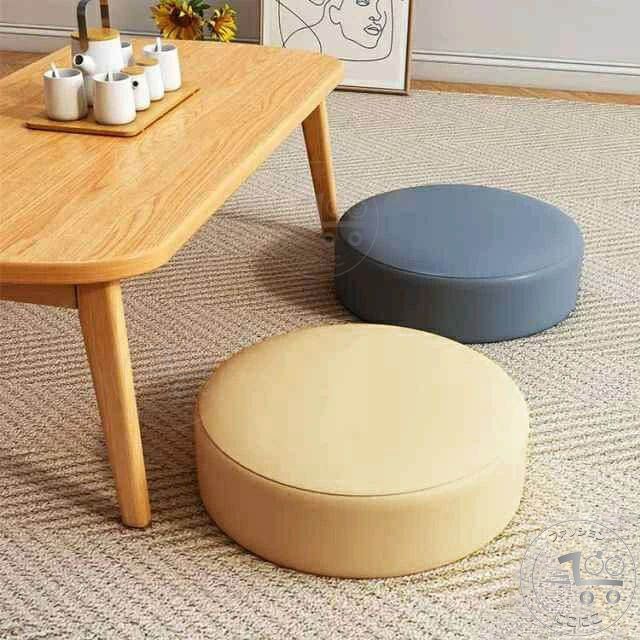 高品質な高反発クッションがゆっくり沈む込む、適度な柔らかさ、お長く座っても座り心地よく。北欧風、畳のお部屋にも似合シンプルデザイン。厚み約10/20cm、超弾力性のあるスポンジを座布団の中に入れます。革の質感、拭き取りが簡単、コンパクトで持ち運び便利です。円形・長方形タイプを各5カラー、全4サイズをご用意。お好みでお選びください・ サイズ 28×28×20cm 26×26×20cm 28×28×10cm 26×26×10cm サイズについての説明 サイズ：28×28×20cm 26×26×20cm 28×28×10cm 26×26×10cm ※素人採寸ですので、1-3cm程度の誤差がある場合がございます。 素材 PU スポンジ 木 色 ダークグレー(丸型) ライトグリーン(丸型) ライトグレー(丸型) ピンク(丸型) イエロー(丸型) ダークグレー(方型) ライトグリーン(方型) ライトグレー(方型) ピンク(方型) イエロー(方型) 備考 ●サイズ詳細等の測り方はスタッフ間で統一、徹底はしておりますが、実寸は商品によって若干の誤差(1cm〜3cm )がある場合がございますので、予めご了承ください。 ●製造ロットにより、細部形状の違いや、同色でも色味に多少の誤差が生じます。 ●パッケージは改良のため予告なく仕様を変更する場合があります。 ▼商品の色は、撮影時の光や、お客様のモニターの色具合などにより、実際の商品と異なる場合がございます。あらかじめ、ご了承ください。 ▼生地の特性上、やや匂いが強く感じられるものもございます。数日のご使用や陰干しなどで気になる匂いはほとんど感じられなくなります。 ▼同じ商品でも生産時期により形やサイズ、カラーに多少の誤差が生じる場合もございます。 ▼他店舗でも在庫を共有して販売をしている為、受注後欠品となる場合もございます。予め、ご了承お願い申し上げます。 ▼出荷前に全て検品を行っておりますが、万が一商品に不具合があった場合は、お問い合わせフォームまたはメールよりご連絡頂けます様お願い申し上げます。速やかに対応致しますのでご安心ください。