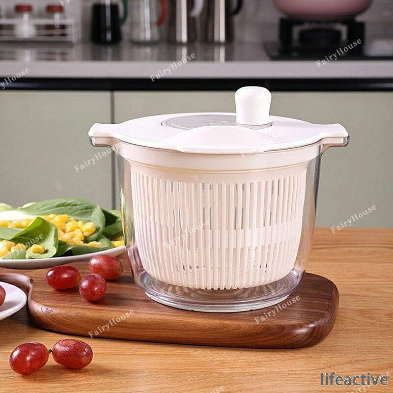 手を汚さずに野菜の水切りをしっかり行えます。 水がしっかり切れるので、ドレッシングが薄まらずおいしいサラダが食べられます。 【特徴】 ●クルッと回してシャキっと水切り ●手を汚さずに野菜の水をしっかりと取り除ける ●透明度の高いプラスチック素材を使用しているので、水切りした食材の状態がはっきり確認できます。 ●サラダ、アク抜き野菜、てんぷらの材料、パスタや麺類、野菜炒め、フルーツの水切りに ○スマートボール 約1〜3人前コンパクトサイズの野菜水切り器 ボウルをそのまま器として使用できるので便利 コンパクトなので、収納にも場所を取りません。 【注意事項】 ※食器洗い洗浄機非対応です。 ※火のそばに置かないで下さい。耐熱温度以上の熱が加わりますと変形や溶ける原因になります。 ※回転軸を折らないで下さい。回転しなくなります。 また、手を刺さないように注意して下さい。 ※必要以上に回転を早くしたり、回転の途中で無理に回転を止めないでください。 ※回転の最中は危険ですので蓋を開けないでください。 ※蓋を押さえながら回転させてください。 ※たわし又は、みがき粉でみがくときずがつくことがあります。 ※レモン等柑橘類の皮に含まれるテルペン又は油脂により、変質することがあります。 ※使用後は、食器用洗剤をスポンジに付けてよく洗い乾いた布等で水分を拭き取ってから保管してください。 ※使用の際は、食器用洗剤などでよく洗ってから使用してください。 ※材料にあわせて回す回転数を調節してください。 ※揚げ物や炒め物は完全に水切りをしましょう。