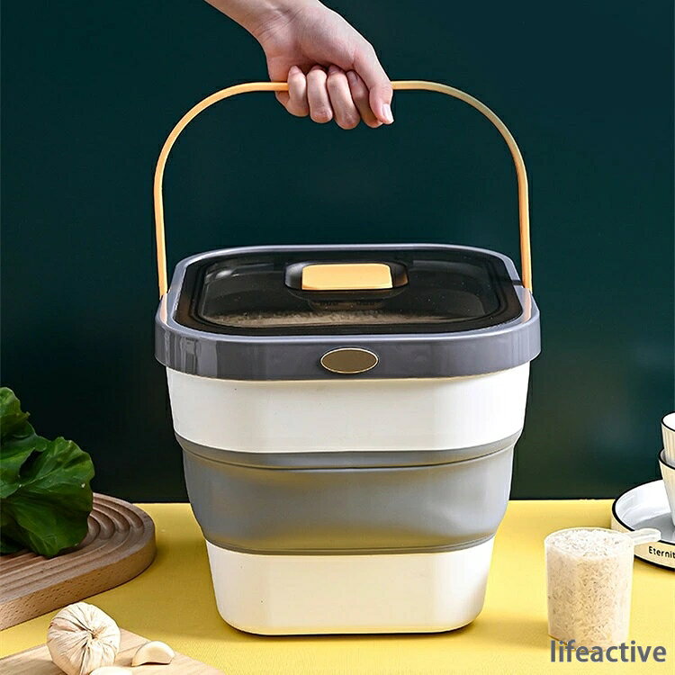 【商品コード】：y812649 【カラー】 オレンジ グレー 商品の寸法：33.5L x 28.5W x 24.5H cm 材質：PP+TPR 商品の重量：800 g 特徴：漏れ防止 容量：10 キログラム 商品のお手入れ方法：手洗いのみ 【この商品について】 【折りたたみで省スペース】 容量は10kg、折りたたみ後のサイズは33.5*28.5*10.5 cm、展開後のサイズは33.5*28.5* 24.5cm。収納便利、コンパクトで収納スペースを取らない、狭いキッチン大活躍！ 【二重シールリング】漏れ防止のダブルシーリングリングは、食品を安全に保管できます。密閉容器は、水分や有害な生物から食品を保護し、生鮮食品を楽しむことができます。 【自動開閉】閉じると自動的にロックされます。完全密閉！米が湿ったり酸化したりするのを防ぎ、新鮮な状態に保ちます。 【耐虫性】バケツの上部にはグリッドがあり、専用ケースに大蒜、香料などを入れられ、バケツに入らないように害虫を追い払うことができます。 【PP+TPR素材】 食品級PP＋TPR材料を生産原材料として用いることは、優れる耐荷重性能を持ちます,安定性も抜群,計量カップも大きく作られており、幅広範囲に使えます。 ※簡易包装となりますのでご理解の程よろしくお願いします。 ※手動測定による1〜3mmの測定偏差を許容してください。 ※モニターや光の効果が異なるため、実際の色は写真の色と若干異なる場合があります。 ※仕様・デザインは改良のため予告なく変更することがあります。【商品コード】：y812649 【カラー】 オレンジ グレー 商品の寸法：33.5L x 28.5W x 24.5H cm 材質：PP+TPR 商品の重量：800 g 特徴：漏れ防止 容量：10 キログラム 商品のお手入れ方法：手洗いのみ 【この商品について】 【折りたたみで省スペース】 容量は10kg、折りたたみ後のサイズは33.5*28.5*10.5 cm、展開後のサイズは33.5*28.5* 24.5cm。収納便利、コンパクトで収納スペースを取らない、狭いキッチン大活躍！ 【二重シールリング】漏れ防止のダブルシーリングリングは、食品を安全に保管できます。密閉容器は、水分や有害な生物から食品を保護し、生鮮食品を楽しむことができます。 【自動開閉】閉じると自動的にロックされます。完全密閉！米が湿ったり酸化したりするのを防ぎ、新鮮な状態に保ちます。 【耐虫性】バケツの上部にはグリッドがあり、専用ケースに大蒜、香料などを入れられ、バケツに入らないように害虫を追い払うことができます。 【PP+TPR素材】 食品級PP＋TPR材料を生産原材料として用いることは、優れる耐荷重性能を持ちます,安定性も抜群,計量カップも大きく作られており、幅広範囲に使えます。 ※簡易包装となりますのでご理解の程よろしくお願いします。 ※手動測定による1〜3mmの測定偏差を許容してください。 ※モニターや光の効果が異なるため、実際の色は写真の色と若干異なる場合があります。 ※仕様・デザインは改良のため予告なく変更することがあります。