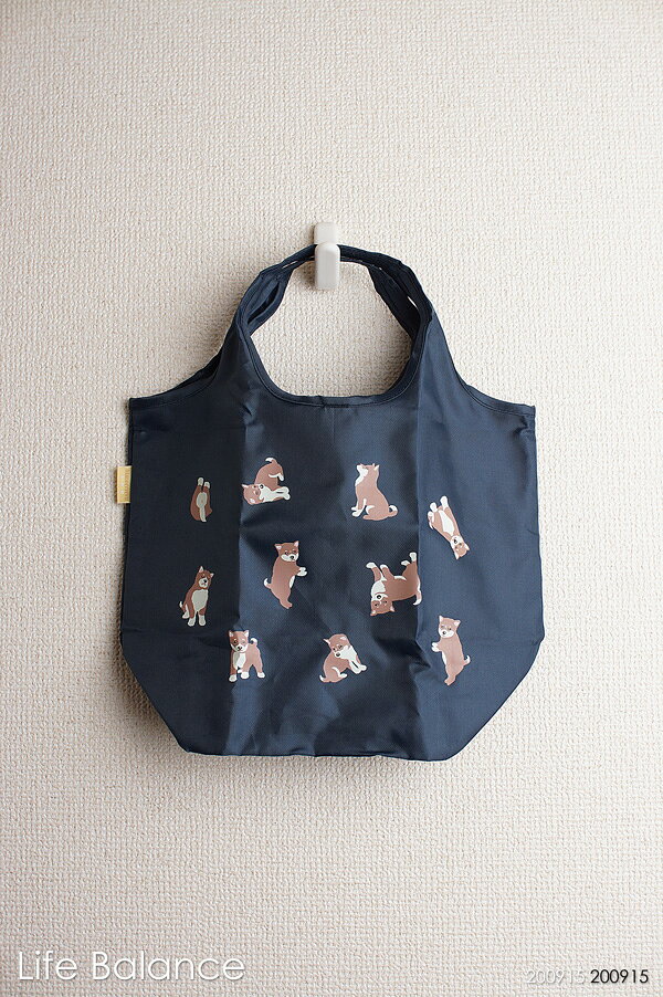 SPECIFICATION Size 29.5cm×23cm 底マチ13cm(持ち手含まず) Material ポリエステル100％ Made in China（Designed:Japan） COMMENT お出かけの必須アイテムになったエコバッグ。エコトート（小）は、ちょっとしたお買い物やランチトートしても便利なサイズです。 持ち手部分に補強あり。指が痛くなりにくいように工夫されています。 使用時は上部を止めて、使わない時は丸めて閉じられるようにと長短2本の紐付き。細部に濱文様のこだわりが感じられる上質なエコバッグです。 使わない時は折りたたんでコンパクトに持ち運べます♪ 【ご注意ください】 ※配送方法に『メール便』をお選びいただいた場合、サイズ制限の為、折りたたんでのお届けになります。 ※メール便1口でお送りできるのは2個までです。3個以上ご注文いただきましたらメール便2口以上（送料共）に変更させていただきます。予めご了承くださいませ。 ※商品の色味は照明等の都合により現物と差がある場合がございます REMARKS Note ※配送方法に『メール便』をお選びいただいた場合、サイズ制限の為、折りたたんでのお届けになります。 ※メール便1口でお送りできるのは2個までです。3個以上ご注文いただきましたらメール便2口以上（送料共）に変更させていただきます。予めご了承くださいませ。 ※商品の色味は照明等の都合により現物と差がある場合がございます Attention 2個までメール便対応濱文様のエコバッグ 追加新着♪ &nbsp;&nbsp; Entry:200917 2009 20su 20 【エコトート(大）】 &nbsp; &nbsp; &nbsp; &nbsp; &nbsp; &nbsp; 【エコトート(小）】 &nbsp; &nbsp; &nbsp; &nbsp; &nbsp; &nbsp; &nbsp; 長期にわたる在庫切れが予想される商品はラインナップからのリンクが表示されない場合があります。 その場合にはまことに恐れ入りますが、ブラウザの「戻る」でお戻りください。 濱文様エコバッグの当店フルラインナップは こちらから 濱文様からエコバッグ新着！絵柄が人気♪ &nbsp;&nbsp; Entry:200826 2008 20su 20 【small】 &nbsp; &nbsp; &nbsp; &nbsp; &nbsp; 【large】 &nbsp; &nbsp; &nbsp; &nbsp; &nbsp; &nbsp; &nbsp; &nbsp; &nbsp; &nbsp; 長期にわたる在庫切れが予想される商品はラインナップからのリンクが表示されない場合があります。 その場合にはまことに恐れ入りますが、ブラウザの「戻る」でお戻りください。 濱文様エコバッグの当店フルラインナップは こちらから