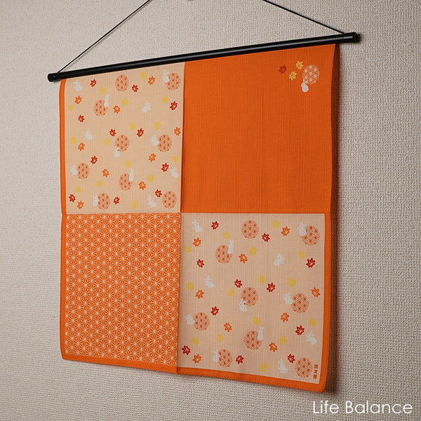 SPECIFICATION Size 50x50cm Material 綿100% Made in Japan COMMENT 独特の生地感と光沢のある上質の綿シャンタン採用の、濱文様のラインナップの中でも最近人気の高い小布（こぬの）。50cmX50xmのサイズはお弁当包み、ナプキン、お膝かけ、小さな風呂敷などとして使い方も多彩♪ 素材は綿シャンタン。使われる伝統の捺染と相性がよくとても鮮やかな発色をするのが特徴。なので日本だけでなく海外のお客様にも取っても人気が高いシリーズ。 捺染なので色落ちの心配もほとんどなく安心していろいろな用途にお使いいただけそう♪ ■ECO　環境に優しい　わかば■ 「濱文様」のエコロジーへの取り組み 独自開発生地「若葉」 「濱文様」では、地球環境に配慮し天然繊維本来の風合いを生かすために、独自開発生地「若葉」を使用しています。 二酸化塩素ガスなど大気汚染の原因になる塩素系漂白はせず、有害物質が発生しない過酸化水素漂白を採用。蛍光染料を使用しないことで、地球環境に優しい商品づくりをしています。 REMARKS 6枚までメール便対応濱文様　小布 新着　Entry:230505 2305 23sp &nbsp; &nbsp; &nbsp; 長期にわたる在庫切れが予想される商品はラインナップからのリンクが表示されない場合があります。 その場合にはまことに恐れ入りますが、ブラウザの「戻る」でお戻りください。 濱文様のフルラインラインナップは こちらから